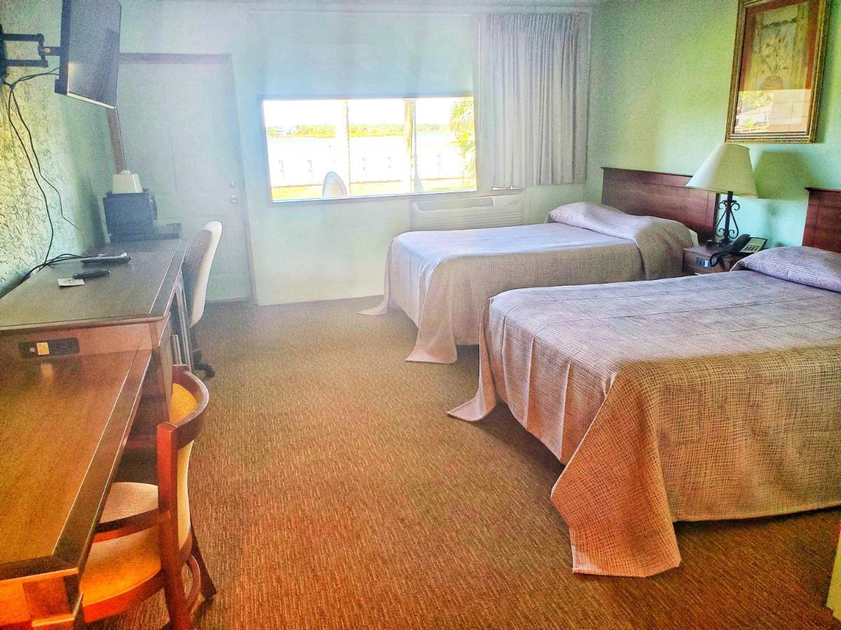 The Port Hotel And Marina Crystal River Bagian luar foto