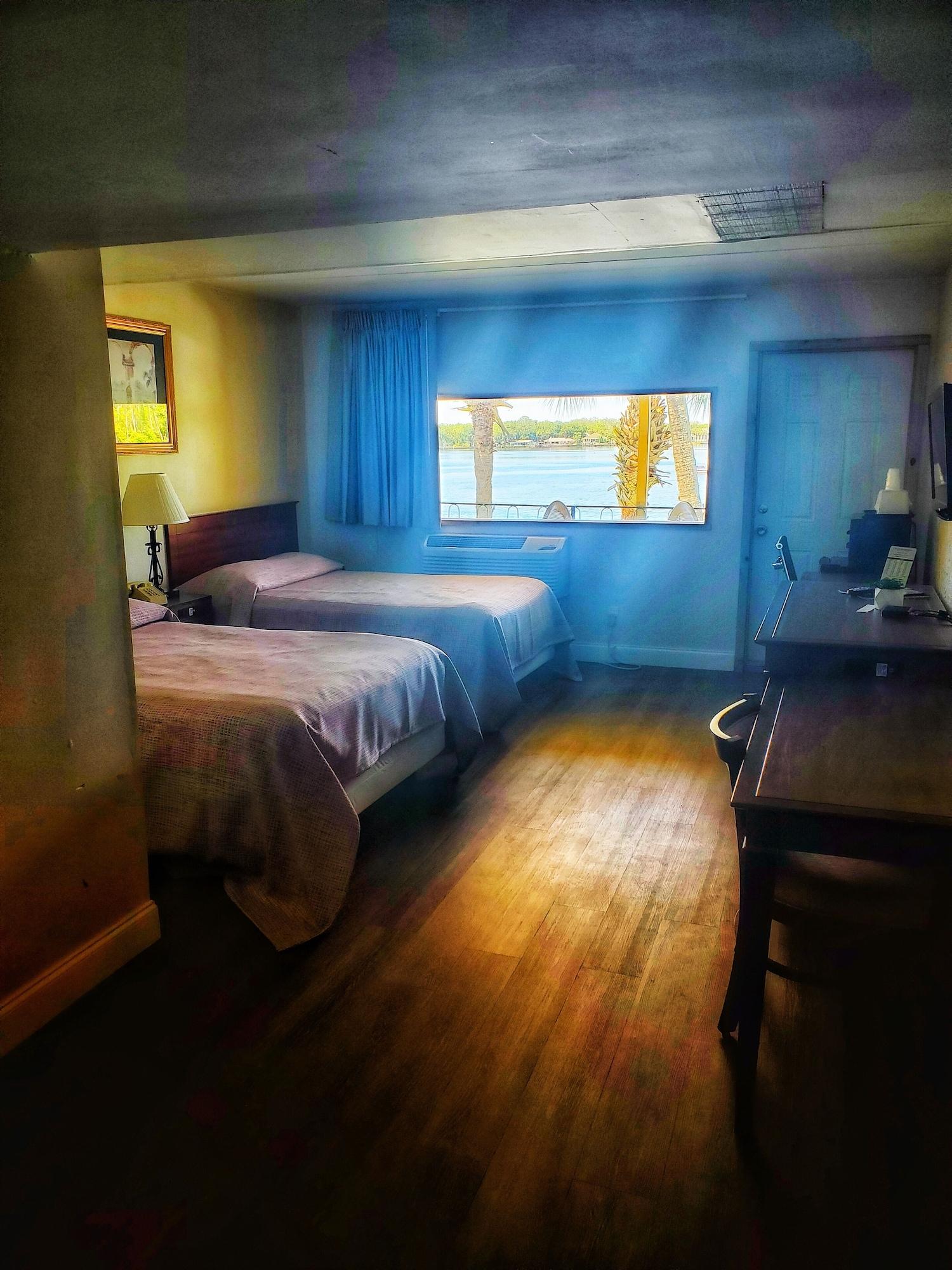 The Port Hotel And Marina Crystal River Bagian luar foto