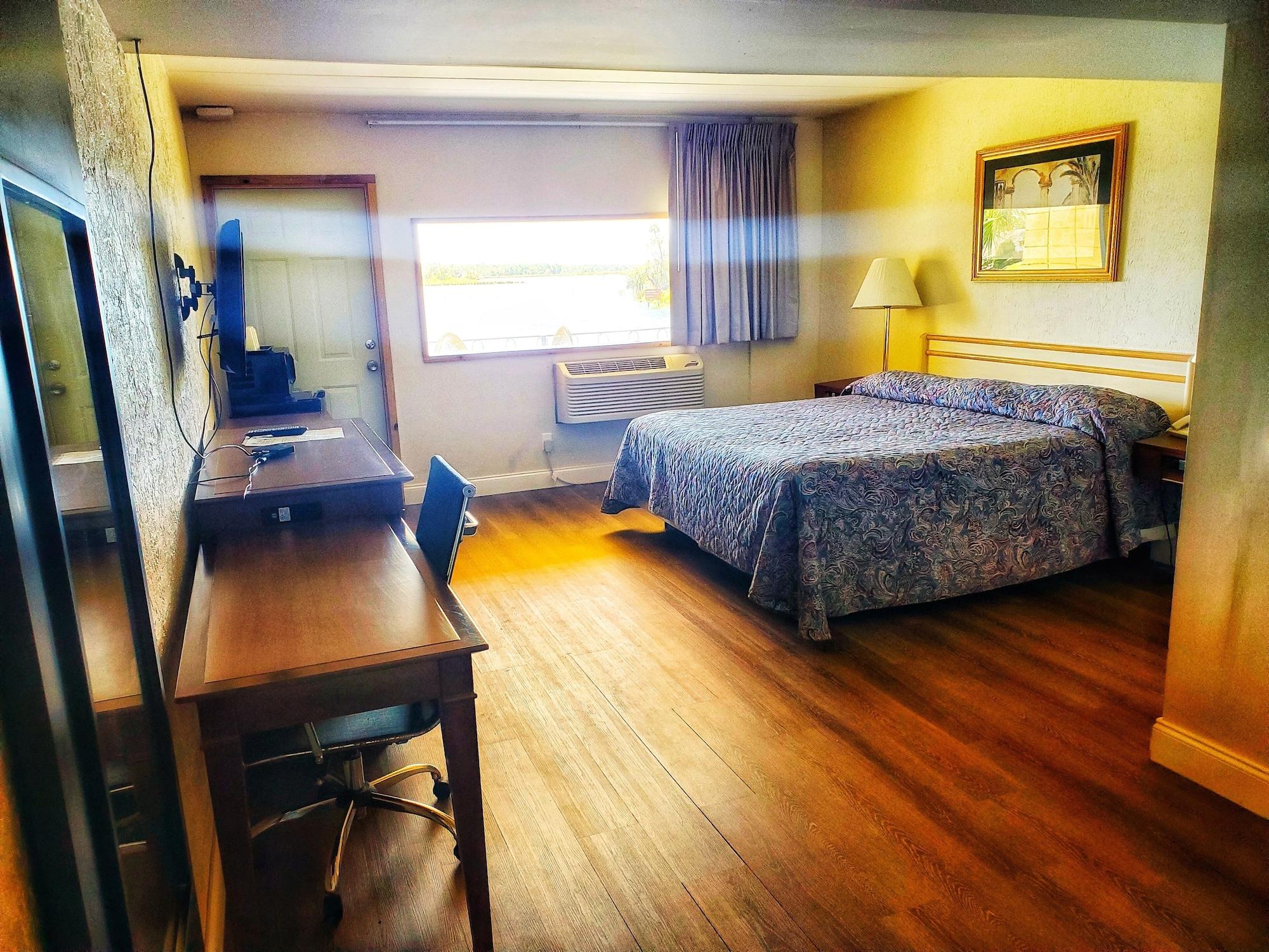 The Port Hotel And Marina Crystal River Bagian luar foto